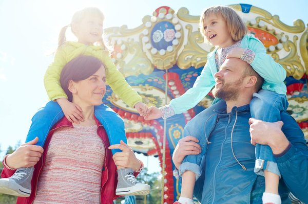 Quels sont les avantages qu'un parc d'attractions offre aux familles ?