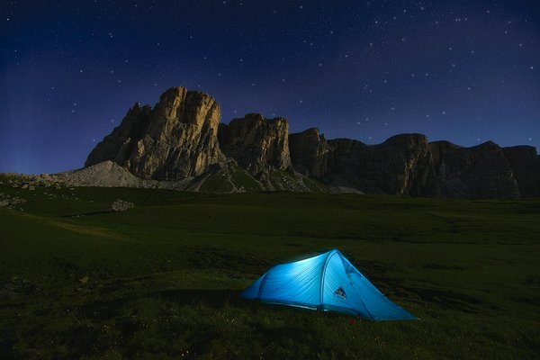 Conseils pour camper en toute sécurité près de falaises escarpées en montagne.